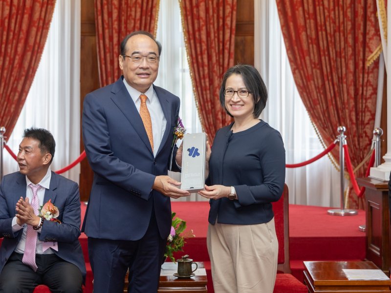 2024年中華建築金石獎 鄭董事長代表業界贈禮蕭美琴副總統